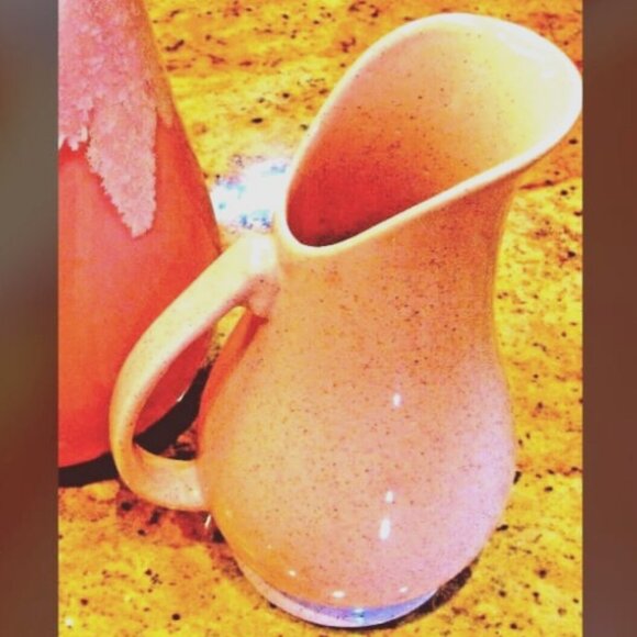 Vintage BRUSH McCOY Signed & Numbered 22 oz Pitcher Pink Famous Speckle Pattern - Picture 2 of 4
